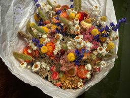 bunter Trockenblumenstrauß mit Strohblumen, Statize, Trommelstock, Papierknöpfchen, Schafgarbe, Rittersporn, Borstenhirse